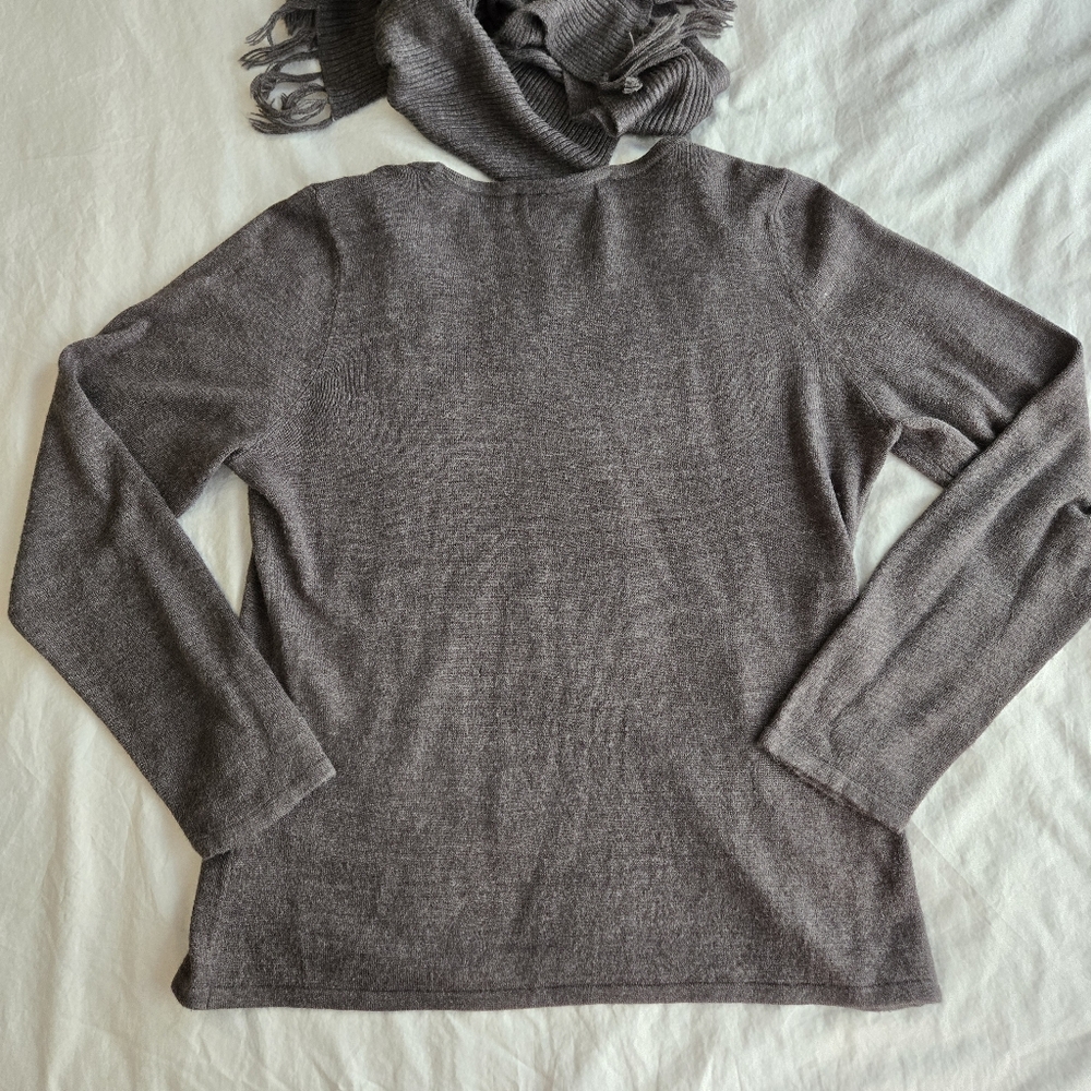 Carolyn Taylor sz L grey sweater with studded details and detachable scarf - Picture 9 of 10